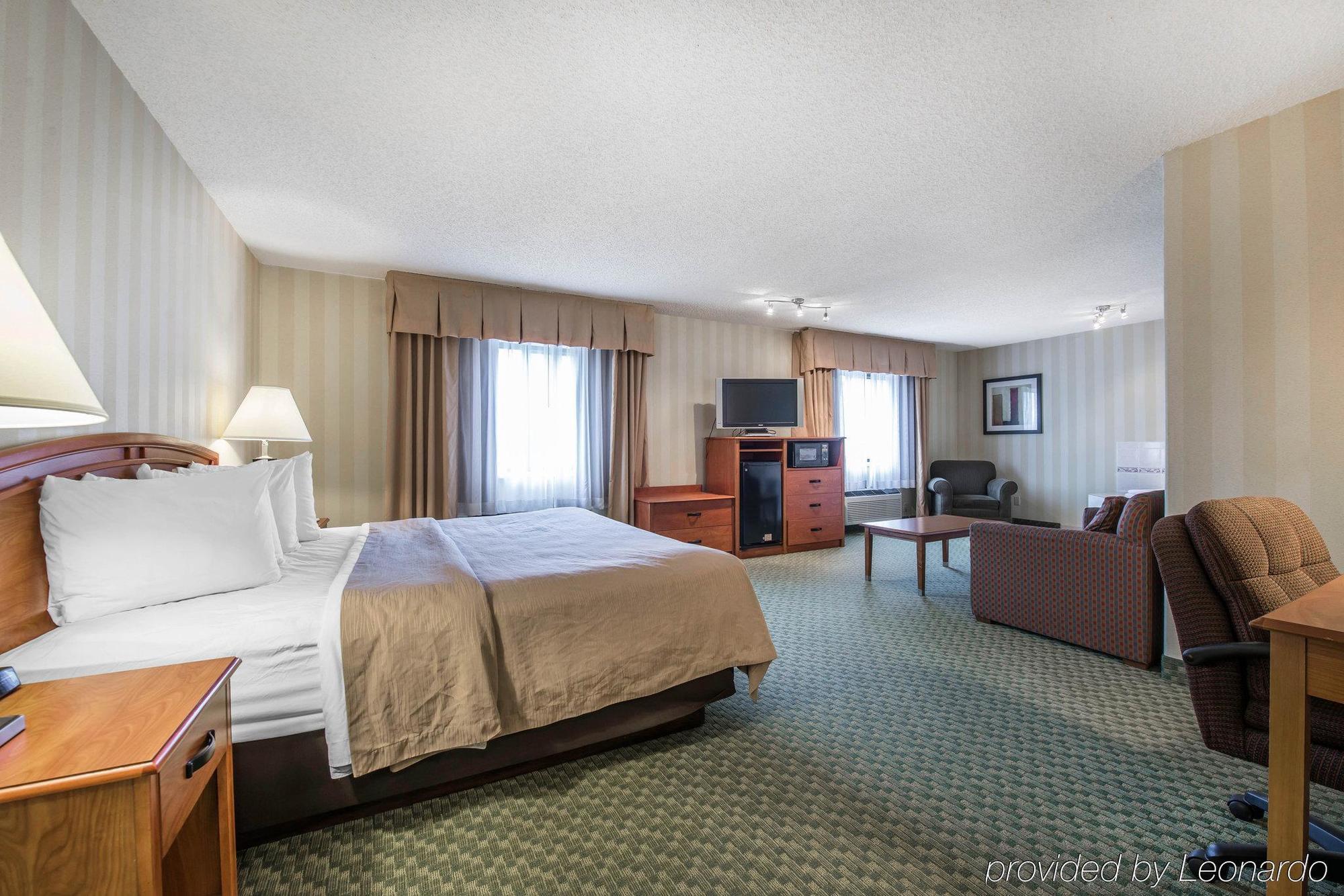 Quality Inn Airport Colorado Springs Exterior photo